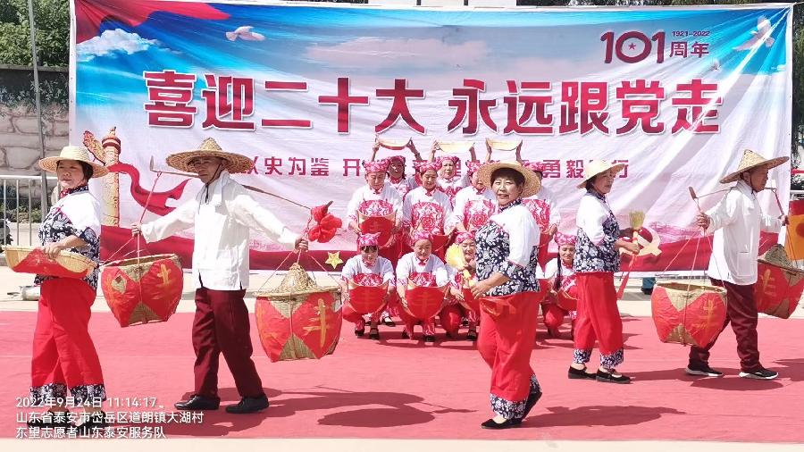 庆丰收与民同欢 迎国庆载歌载舞（图3）