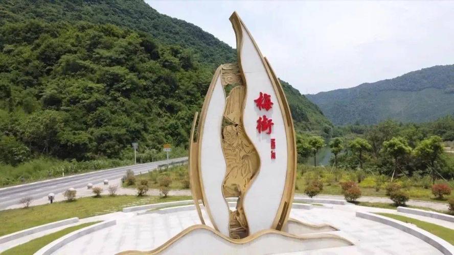 七律•点赞梅街镇/王慧生（二级警司）