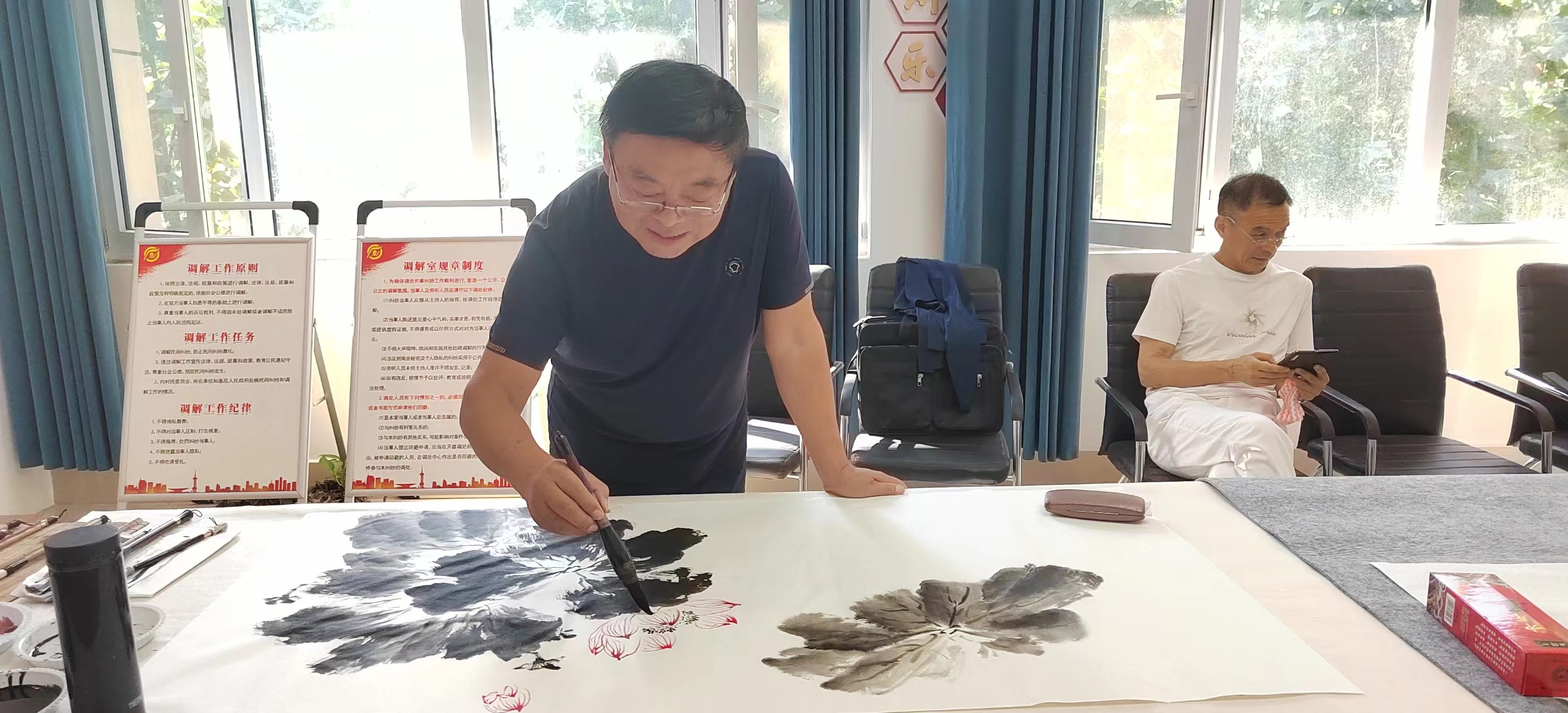 喜迎二十大“书画文化进社区 翰墨飘香迎国庆”活动成功举办(图7)