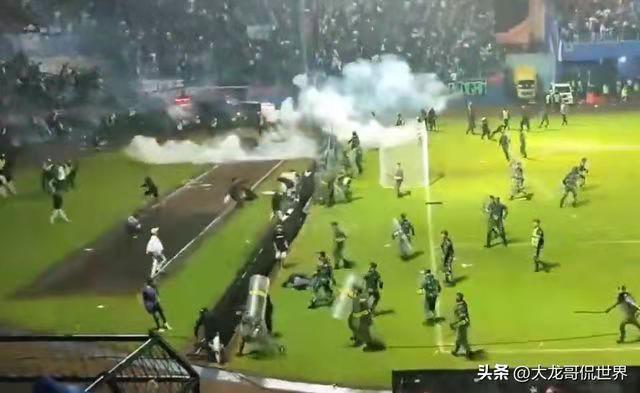 乌夜啼-震惊印尼足球骚 乱踩踏百余人惨死* 文/冯志清（上海）【冰心文化传媒】（图9）
