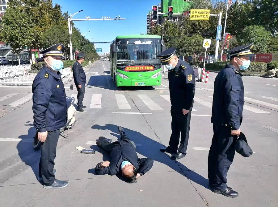 河南鲁山：六旬老人突遇车祸 城管队员及时救援