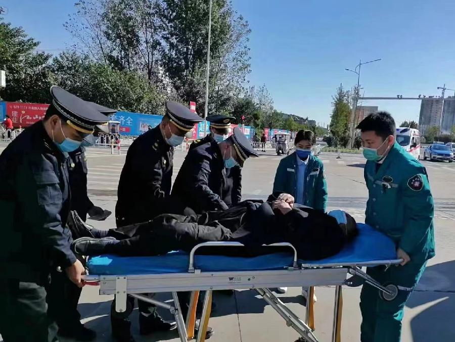 河南鲁山：六旬老人突遇车祸 城管队员及时救援（图2）