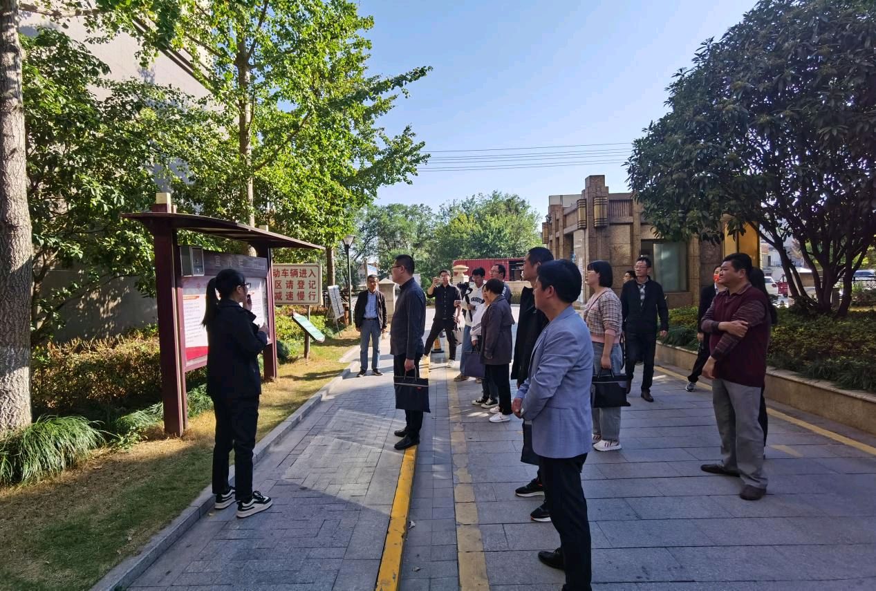 市委组织部、住建局一行到渡口社区南郡水岸小区复核“红色管家”党建品牌