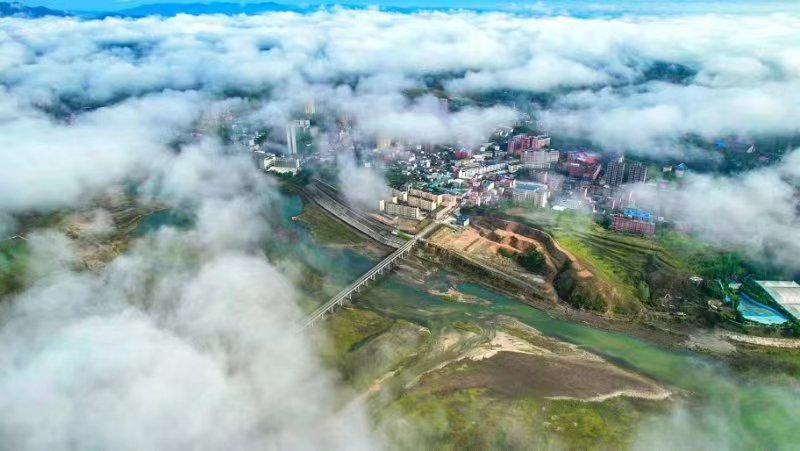 河南鲁山：云海起伏湖光山色秀美下汤人间仙境