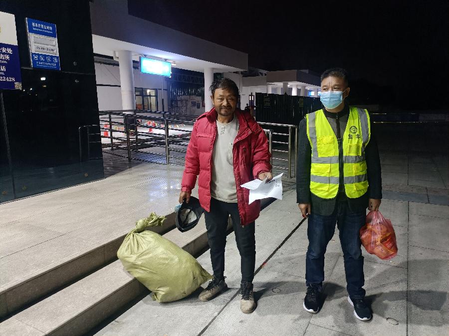 宝丰县民政局：救助管理站巡查街道救助流浪乞讨人员并助力返乡（图2）