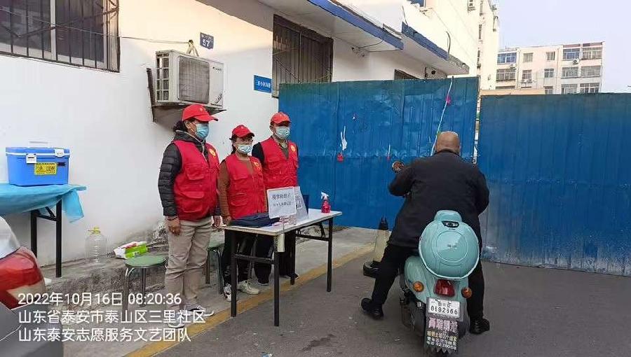 疫情防控增加压力 志愿担当逆行而上（图2）