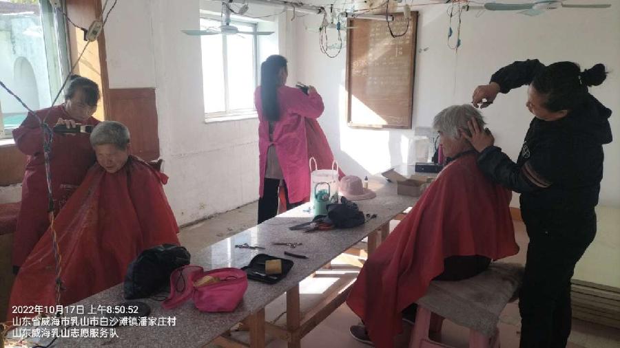 贴心服务暖人心 助力秋收解民忧