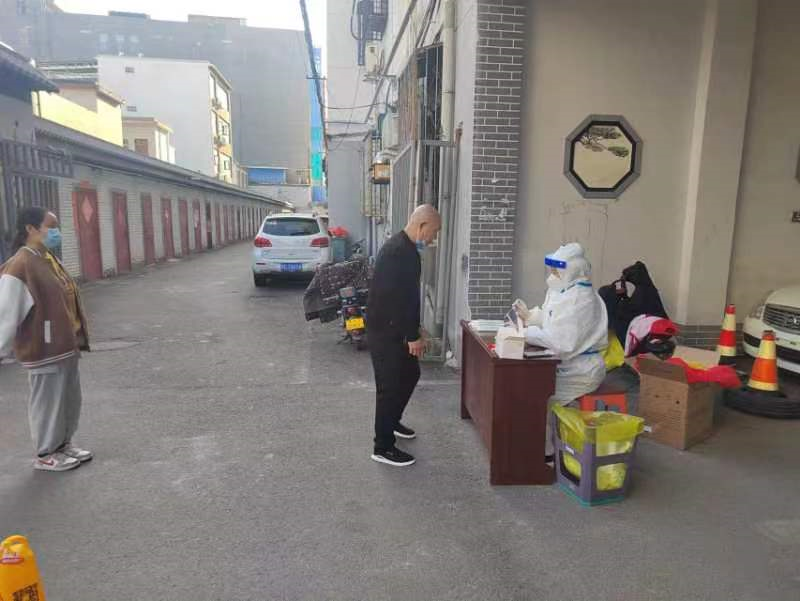 防疫攻坚 白衣战士奋勇争先爱国保家 各方支援不甘人后——宝丰县医疗保障局志愿者助力一线疫情防控（图2）