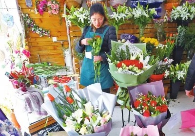 【新诗大观】卖花姑娘||文/最美的时光||书法/笔架山人（图2）