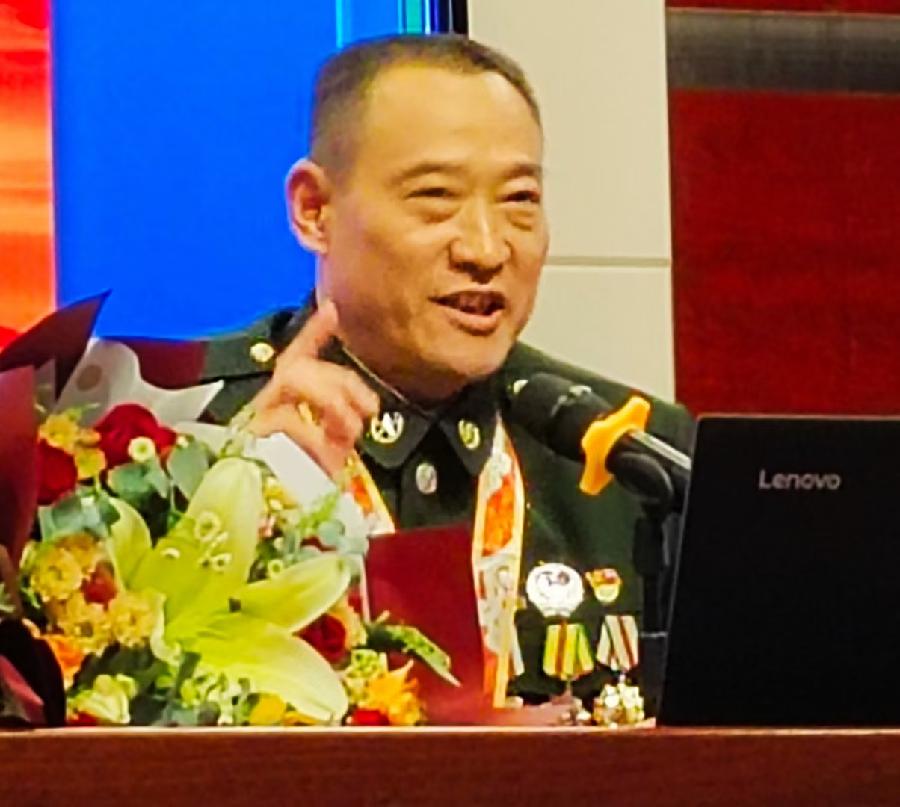 对话英雄、砥砺前行——劳模之家公益协会宣讲团走进淮北校区(图7)