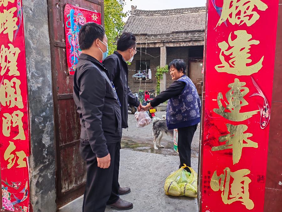 宝丰县城关镇：抗疫一线党旗红 平凡之处最动人（图2）