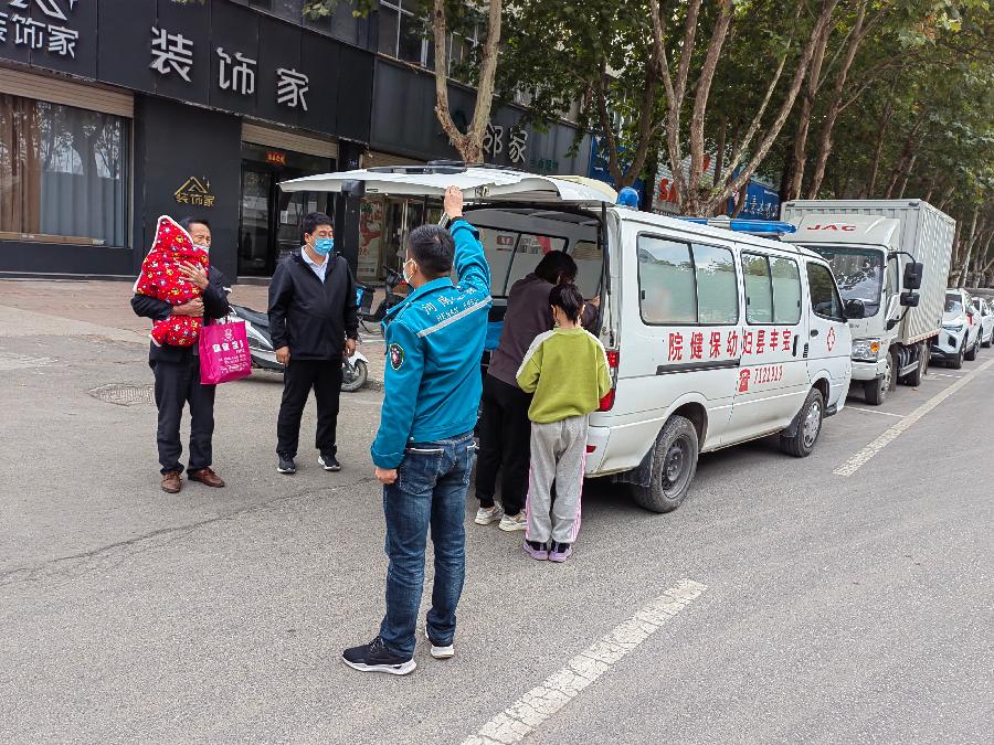 宝丰县城关镇：抗疫一线党旗红 平凡之处最动人（图3）