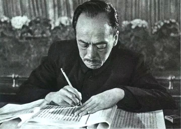 【中國🇨🇳新聞詩文網】康生：我脚夹木棍都比郭沫若写的强！（图4）