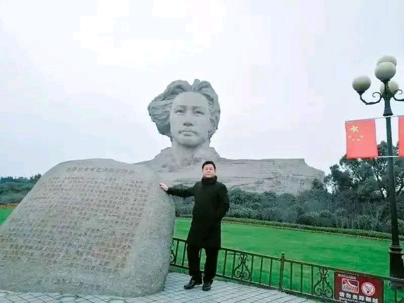《最后一片落叶》作者:洋溢【主播:知语】【桃园国际诗歌集团】用声音传递温暖以朗诵致敬人生♬（图8）