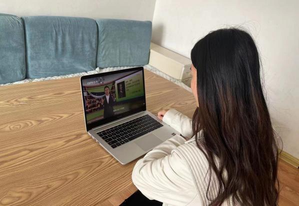 东至大渡口新康幼儿园组织收看中小学家庭教育讲座专题节目(图2)