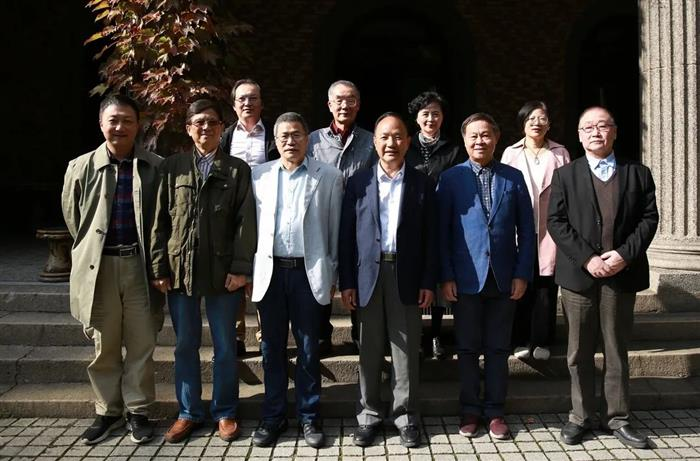【《诗词学会要发挥组织、协调和服务作用》——在上海诗词学会座谈时的讲话】作者：周文彰（图5）