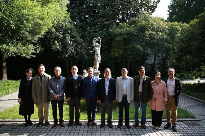 【《诗词学会要发挥组织、协调和服务作用》——在上海诗词学会座谈时的讲话】作者：周文彰（图6）