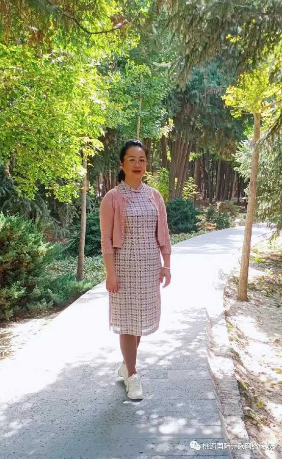 《抉择》作者:秋谷【主播:青草味儿】【桃源国际诗歌集团】用声音传递温暖以诵读致敬人生♬（图11）