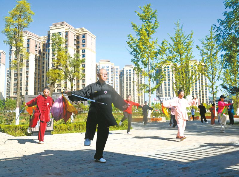 【华夏名篇】分享优秀作家诗人方亮老师《人是什么》请欣赏（图5）