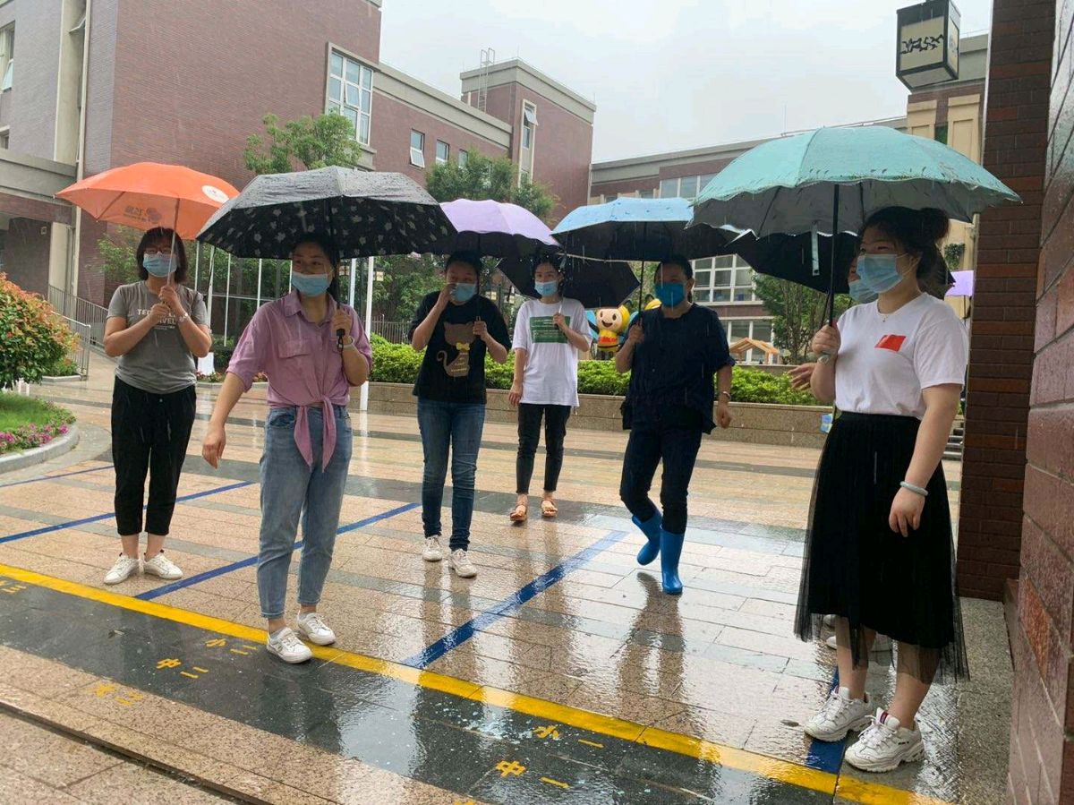 《雨中花折伞》作者/李俊世 诵读/梅竹 编辑/五指山【花雨馨声】有声文学平台【第122期】（图2）