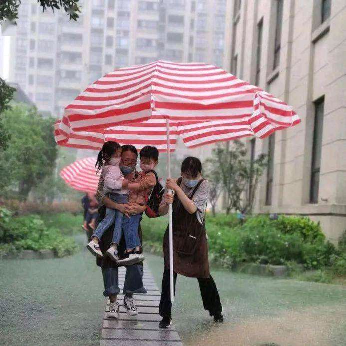 《雨中花折伞》作者/李俊世 诵读/梅竹 编辑/五指山【花雨馨声】有声文学平台【第122期】（图3）