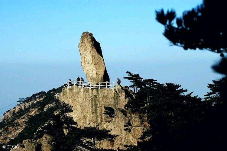 七律•李总理携国际经济友人上黄山/王慧生