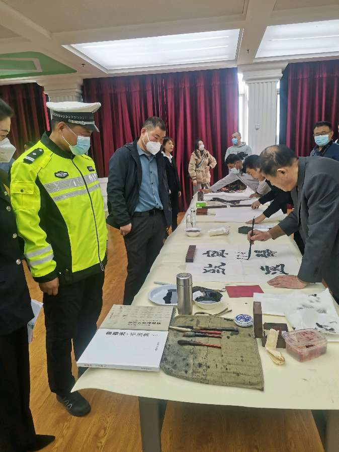 与“荧光黄”携手同行, 翰墨飘香满警营(图7)