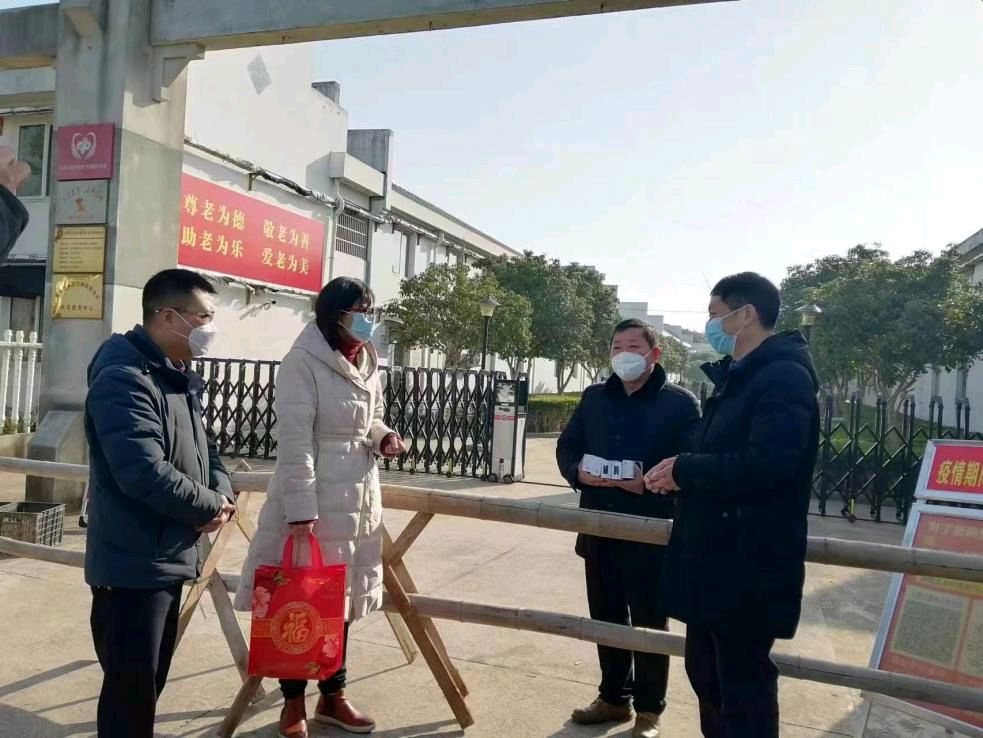 东至大渡口镇商会为高龄老人和五保户赠送血氧仪(图2)