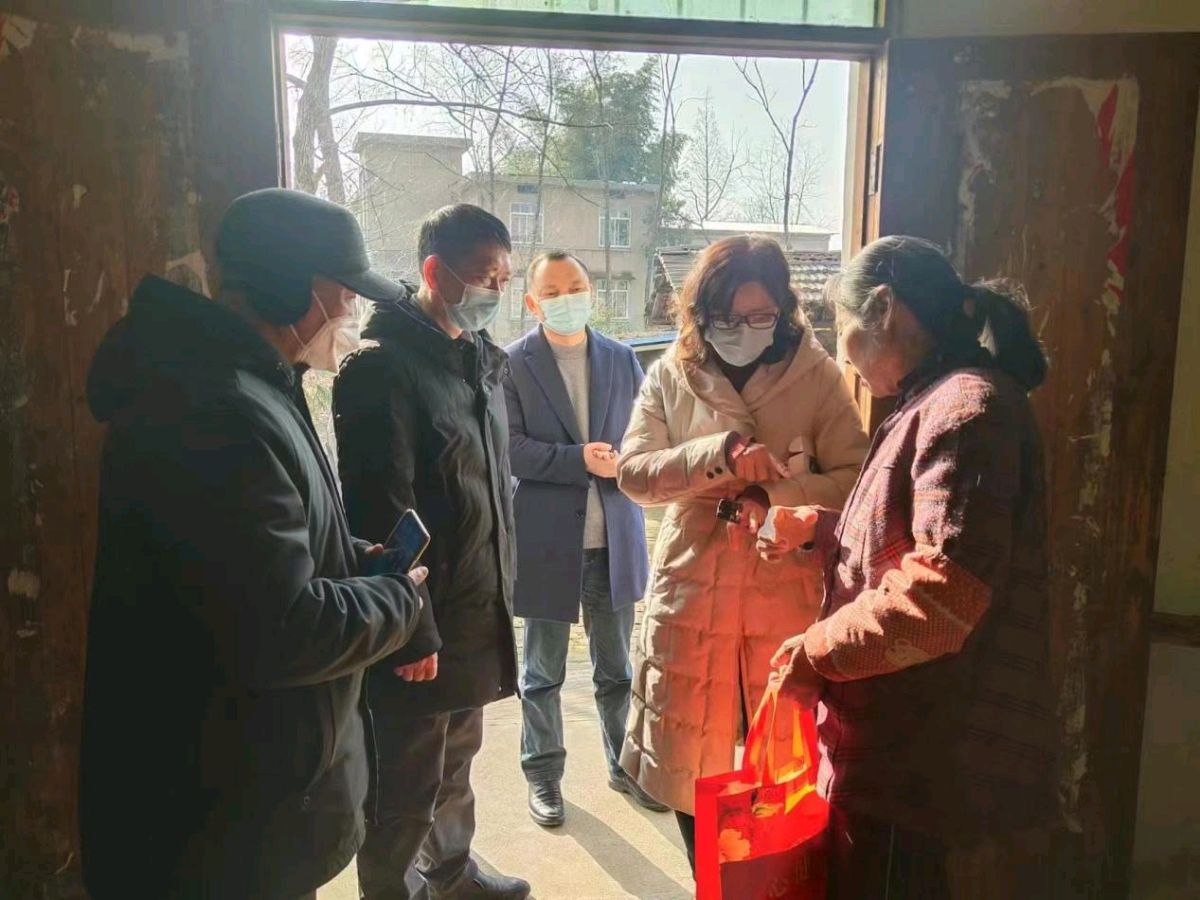 东至大渡口镇商会为高龄老人和五保户赠送血氧仪(图3)