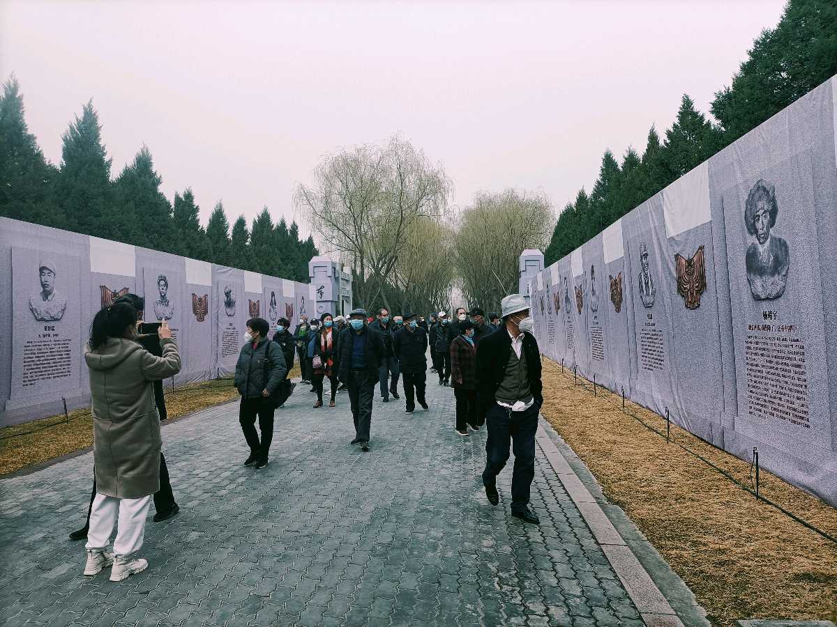追忆先烈 怀念逝者——燕翔园社区在银川军魂园开展主题教育活动