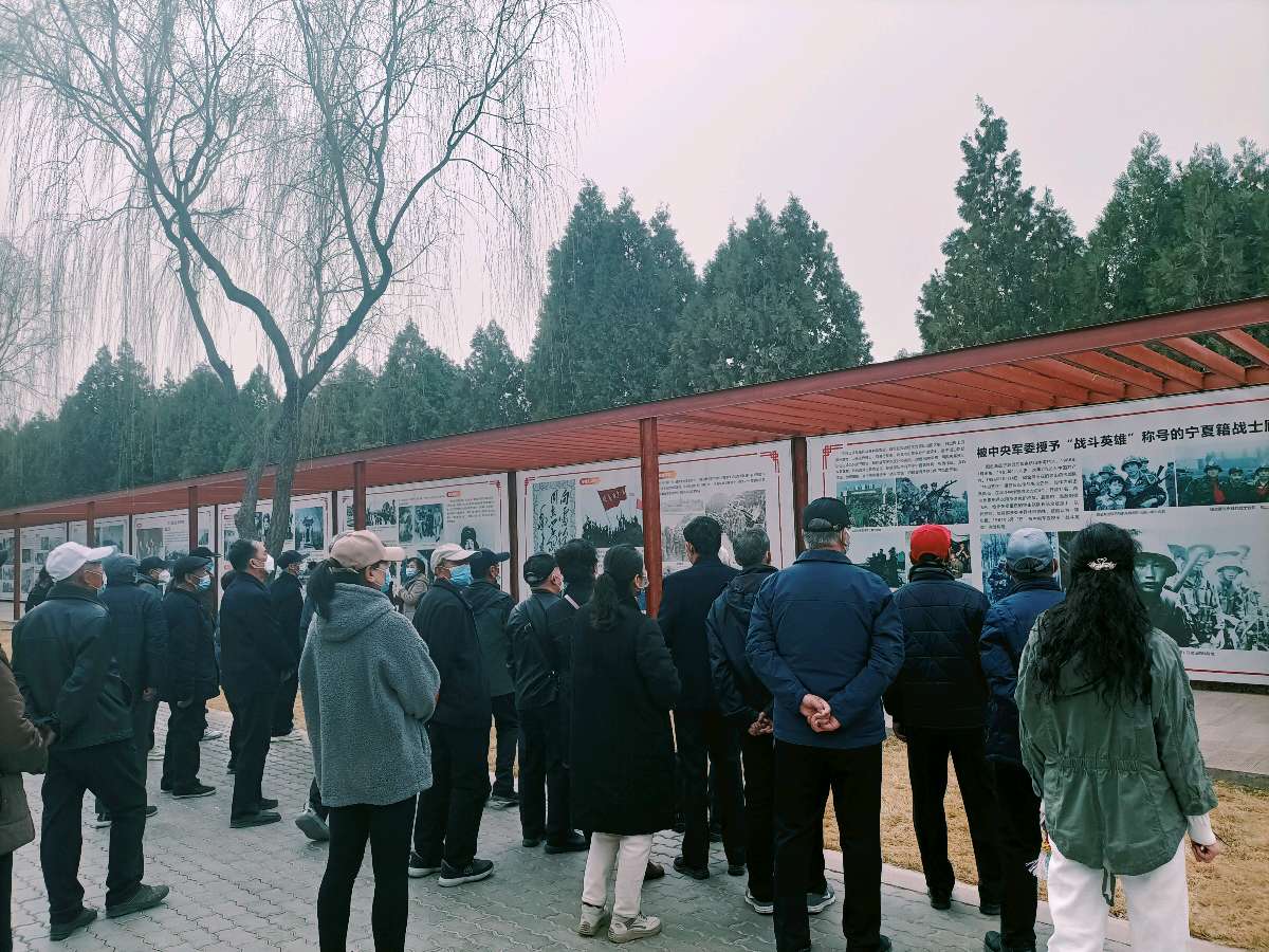 追忆先烈 怀念逝者——燕翔园社区在银川军魂园开展主题教育活动(图2)