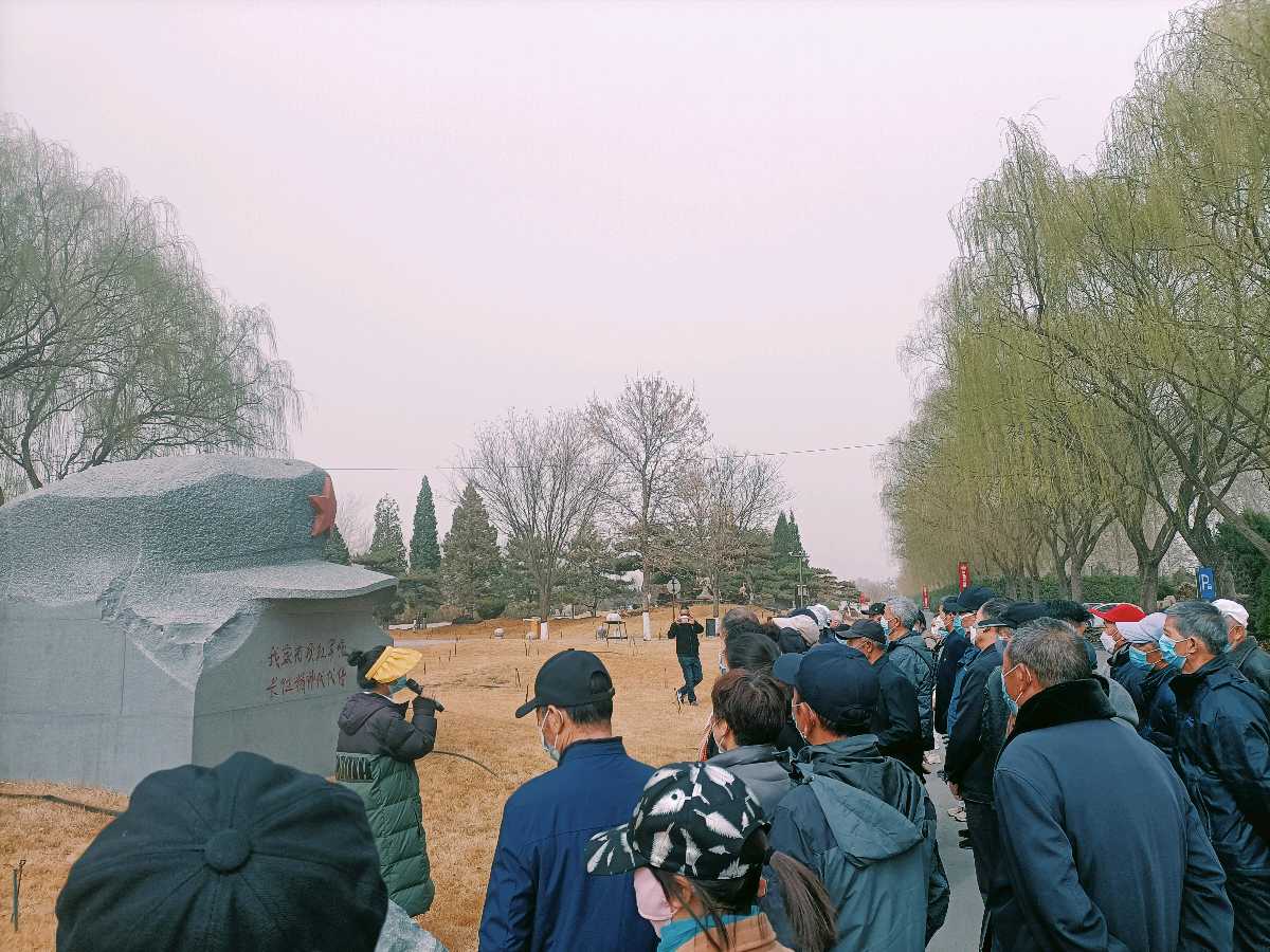 追忆先烈 怀念逝者——燕翔园社区在银川军魂园开展主题教育活动(图3)