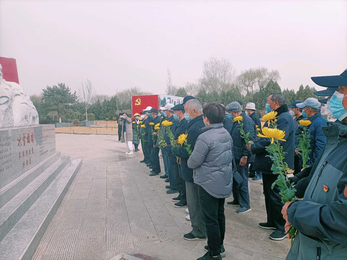 追忆先烈 怀念逝者——燕翔园社区在银川军魂园开展主题教育活动(图4)