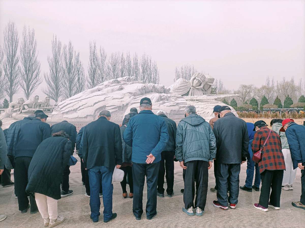 追忆先烈 怀念逝者——燕翔园社区在银川军魂园开展主题教育活动(图7)