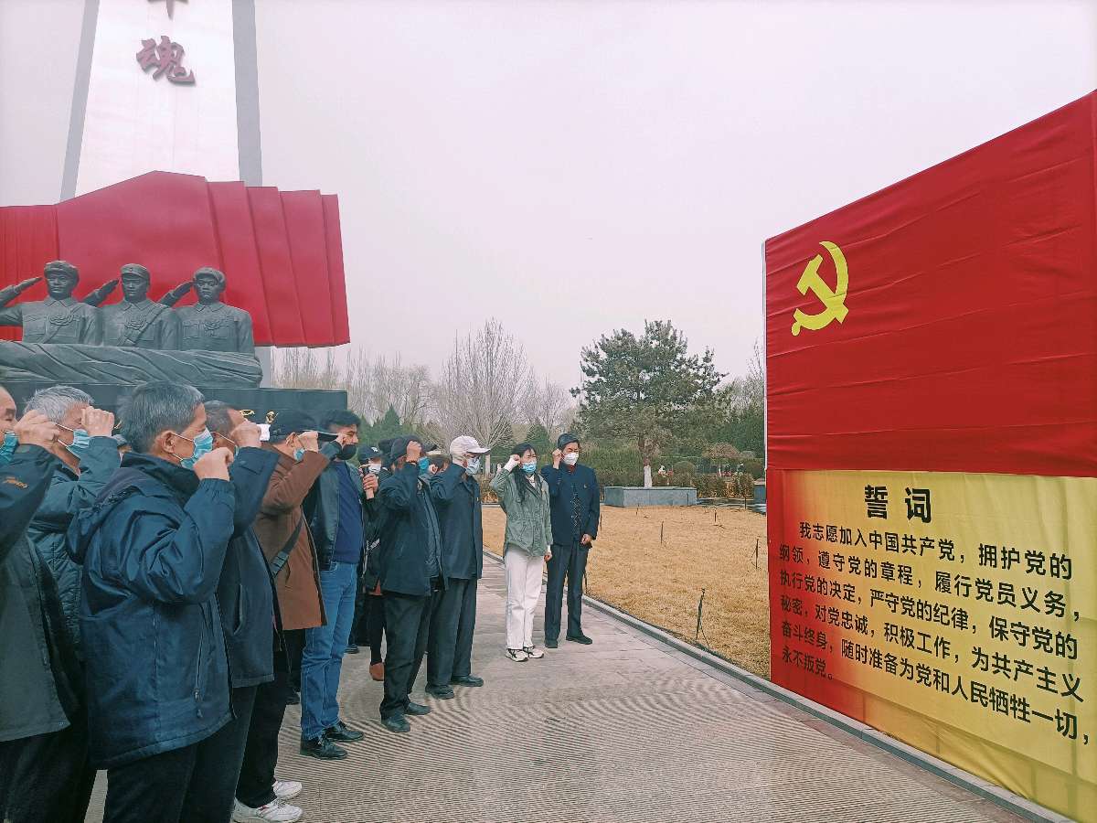 追忆先烈 怀念逝者——燕翔园社区在银川军魂园开展主题教育活动(图9)