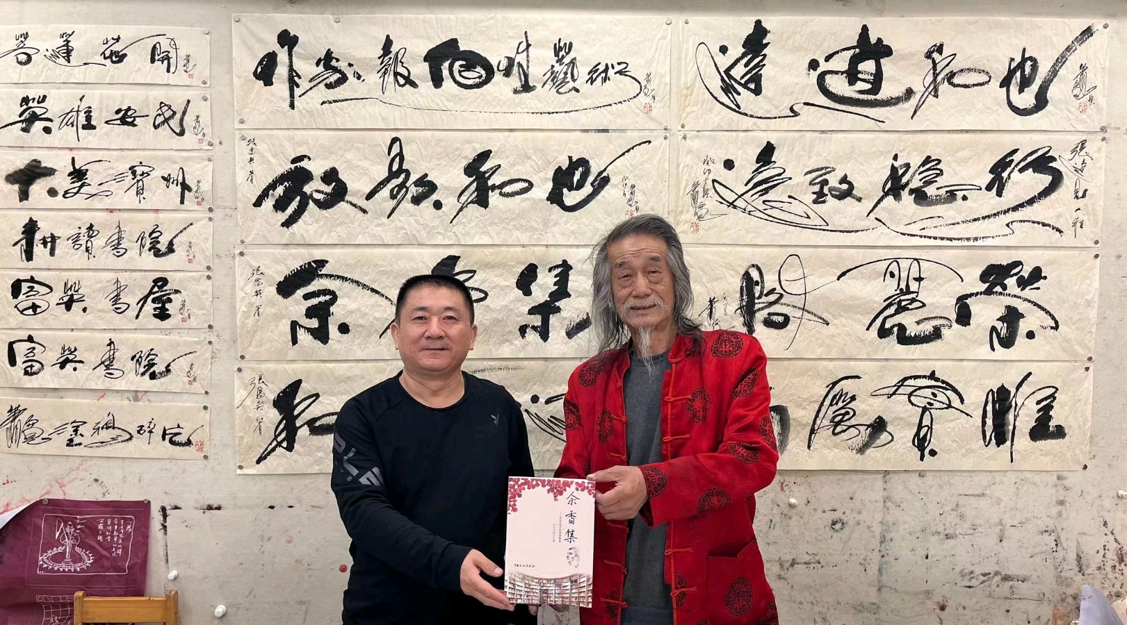 作家报总编辑张富英为萧宽颁发特邀作品奖整版刊介“多才多艺的萧宽”【雅诗总会】(图7)