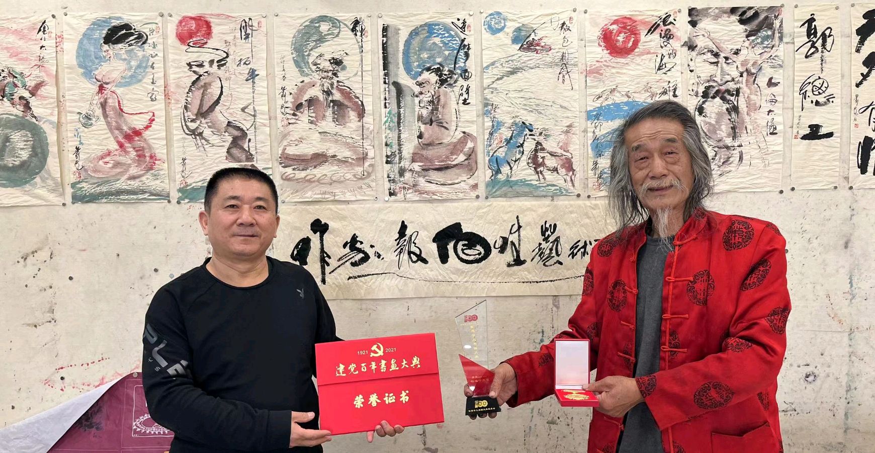 作家报总编辑张富英为萧宽颁发特邀作品奖整版刊介“多才多艺的萧宽”【雅诗总会】(图3)