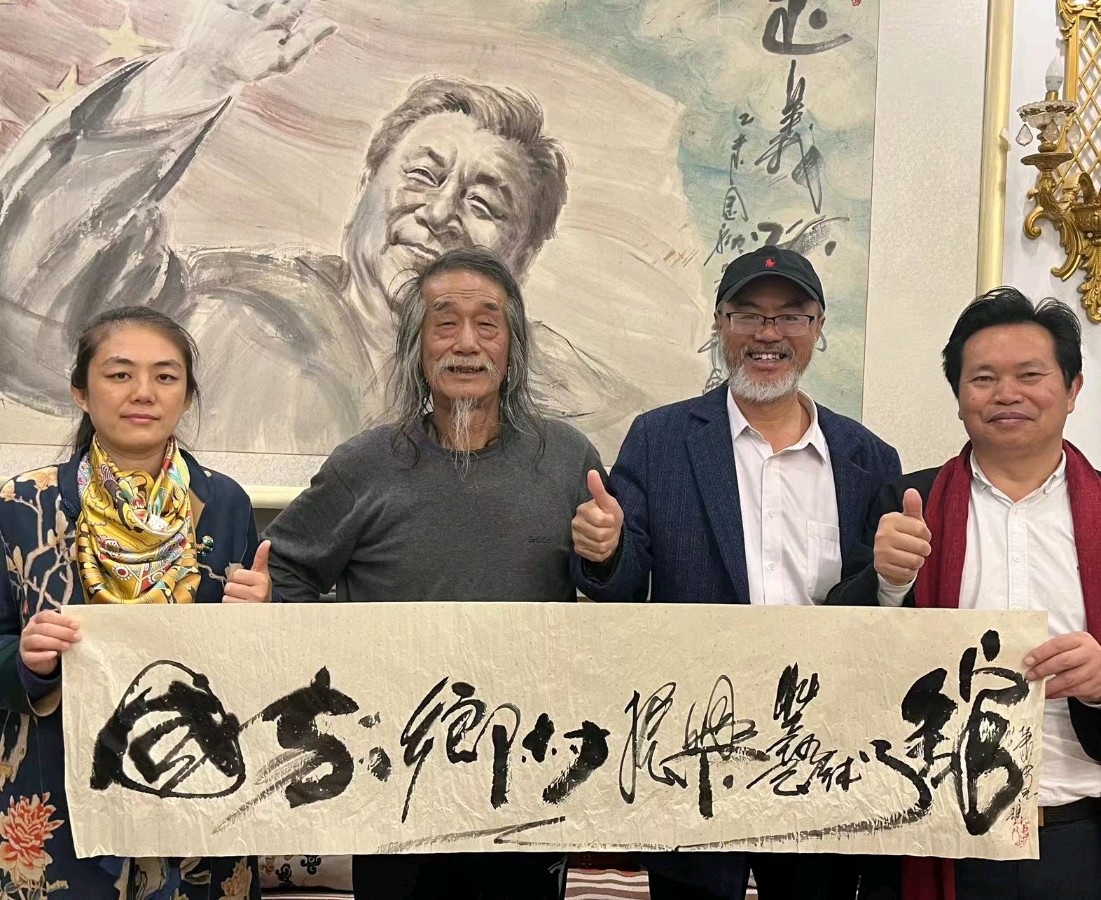 作家报总编辑张富英为萧宽颁发特邀作品奖整版刊介“多才多艺的萧宽”【雅诗总会】(图36)