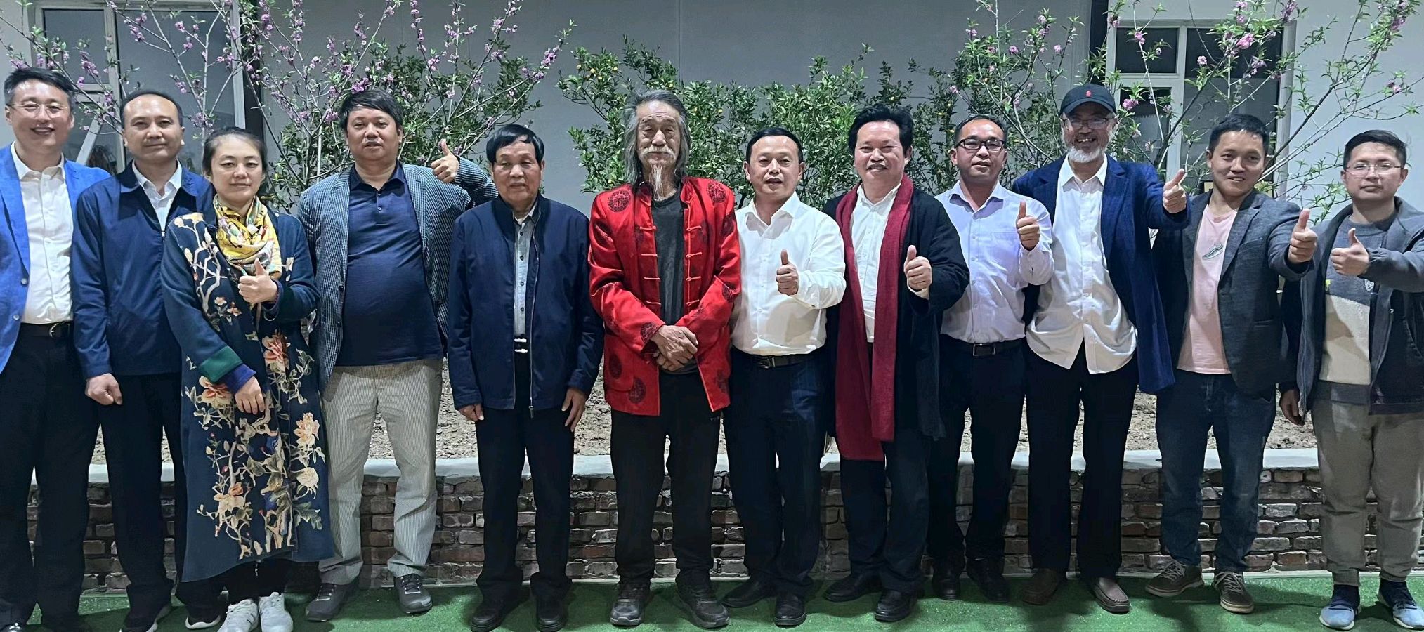 作家报总编辑张富英为萧宽颁发特邀作品奖整版刊介“多才多艺的萧宽”【雅诗总会】(图32)