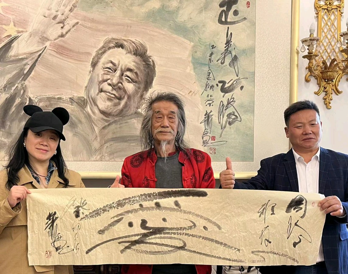 作家报总编辑张富英为萧宽颁发特邀作品奖整版刊介“多才多艺的萧宽”【雅诗总会】(图55)