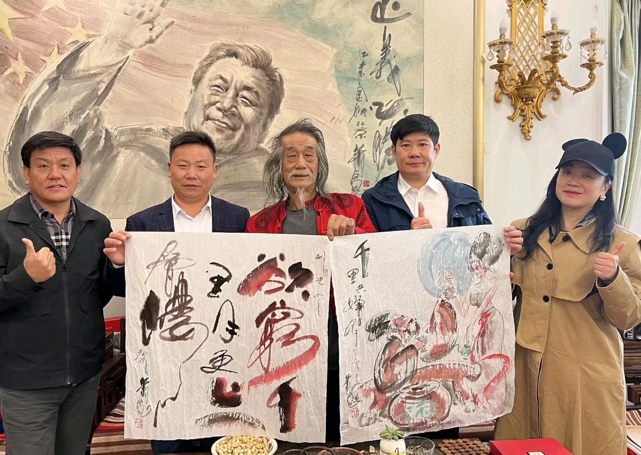 作家报总编辑张富英为萧宽颁发特邀作品奖整版刊介“多才多艺的萧宽”【雅诗总会】(图52)