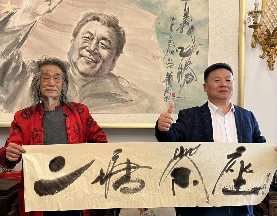 作家报总编辑张富英为萧宽颁发特邀作品奖整版刊介“多才多艺的萧宽”【雅诗总会】(图56)