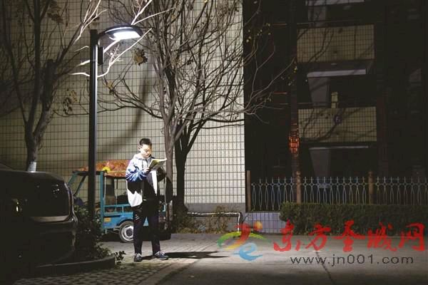 《七律 借光夜读待晓天》作者:吴云钦(图2)