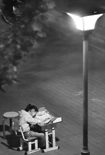 《七律 借光夜读待晓天》作者:吴云钦(图3)