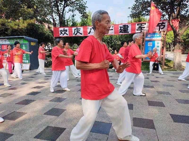 【今天】韩城：老婆老汉喜庆“八一”建军节：文图／王東（陕西韩城）（图9）