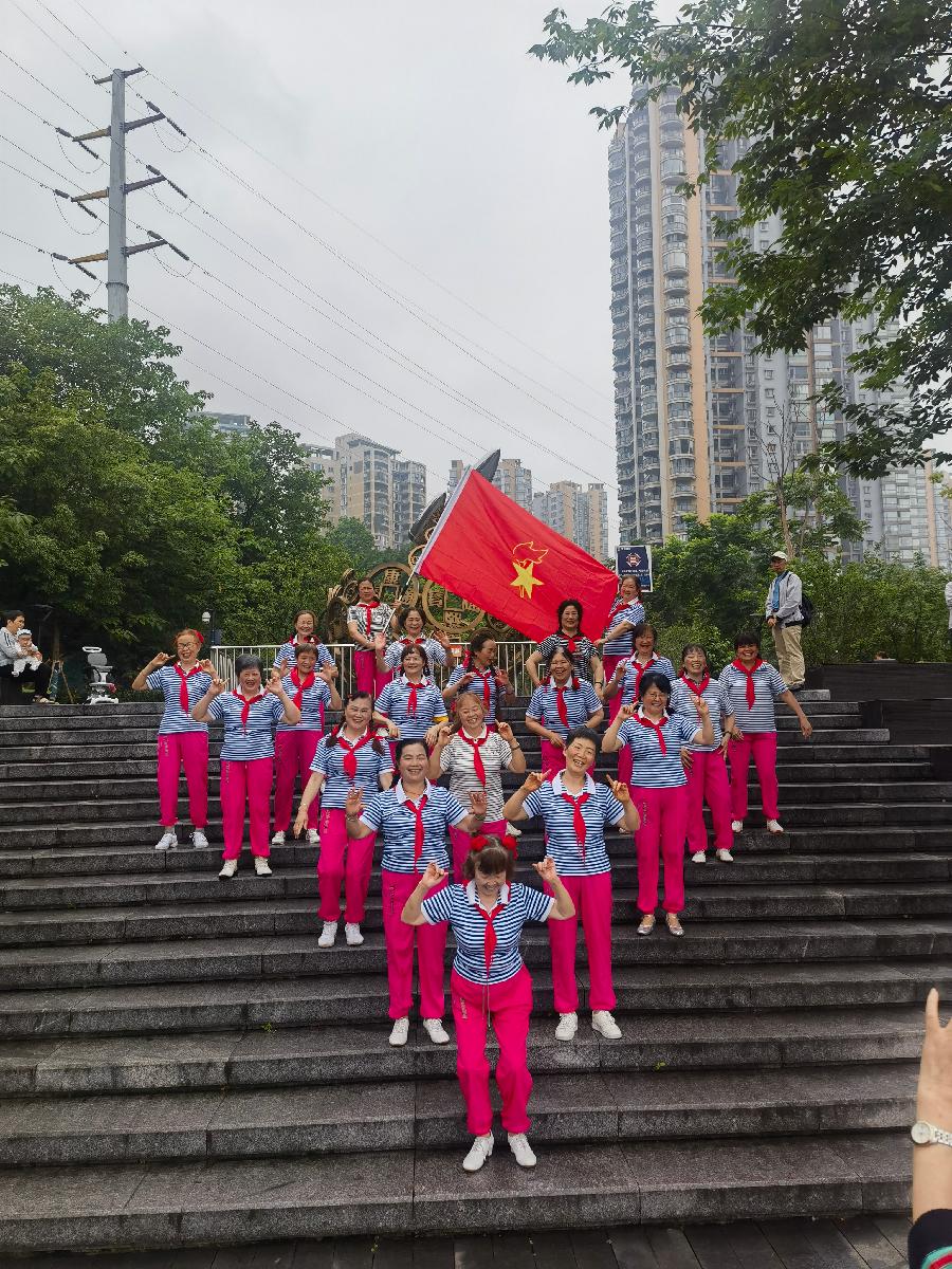 「散文」我们一起回到了童年——云满庭C区坝坝舞蹈群姐妹欢庆六一儿童节纪实（图5）