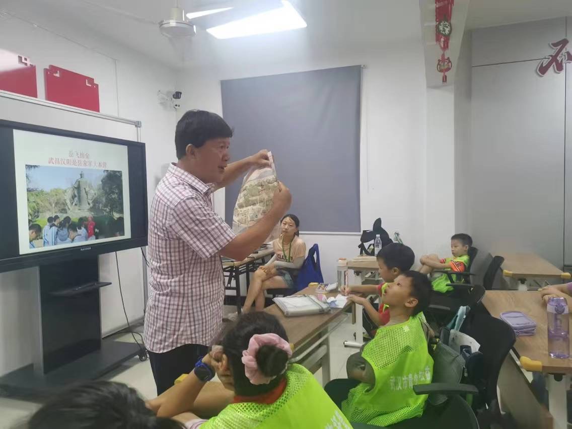 八一，高兴的一天，作者：周智敏