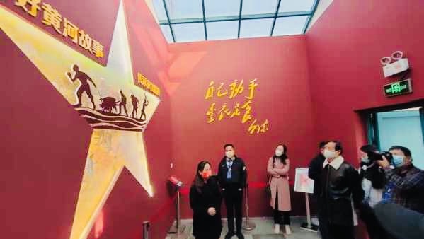 【海外诗译】精品双语朗诵《知青小镇》作者|姜兰、英译|静好、审译|任诚刚、朗诵|薇薇(图4)