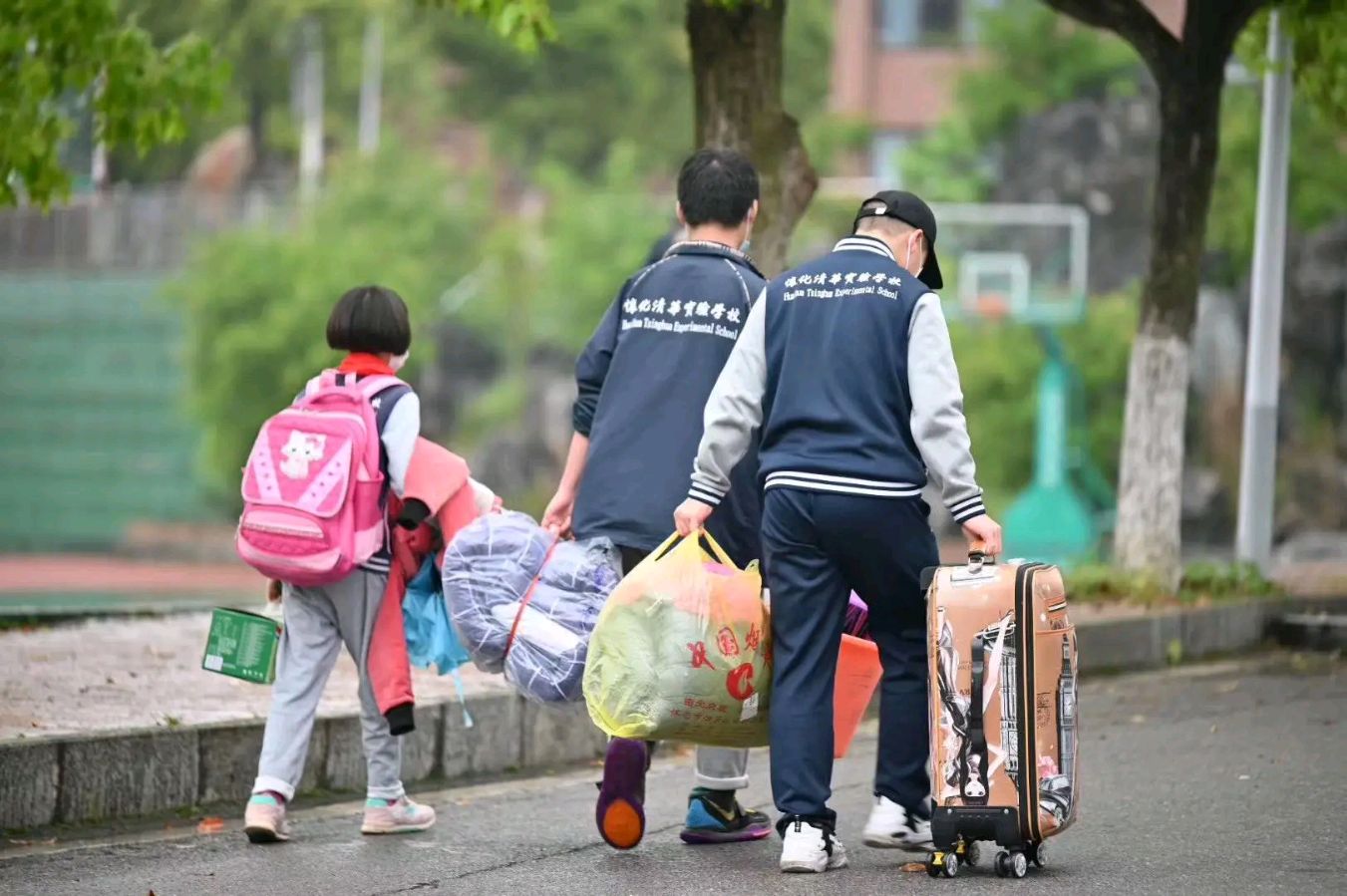 【名家风采】《开学，新的征程》//作者:蒲公英//《诗路漫漫》征稿//都市头条（图5）