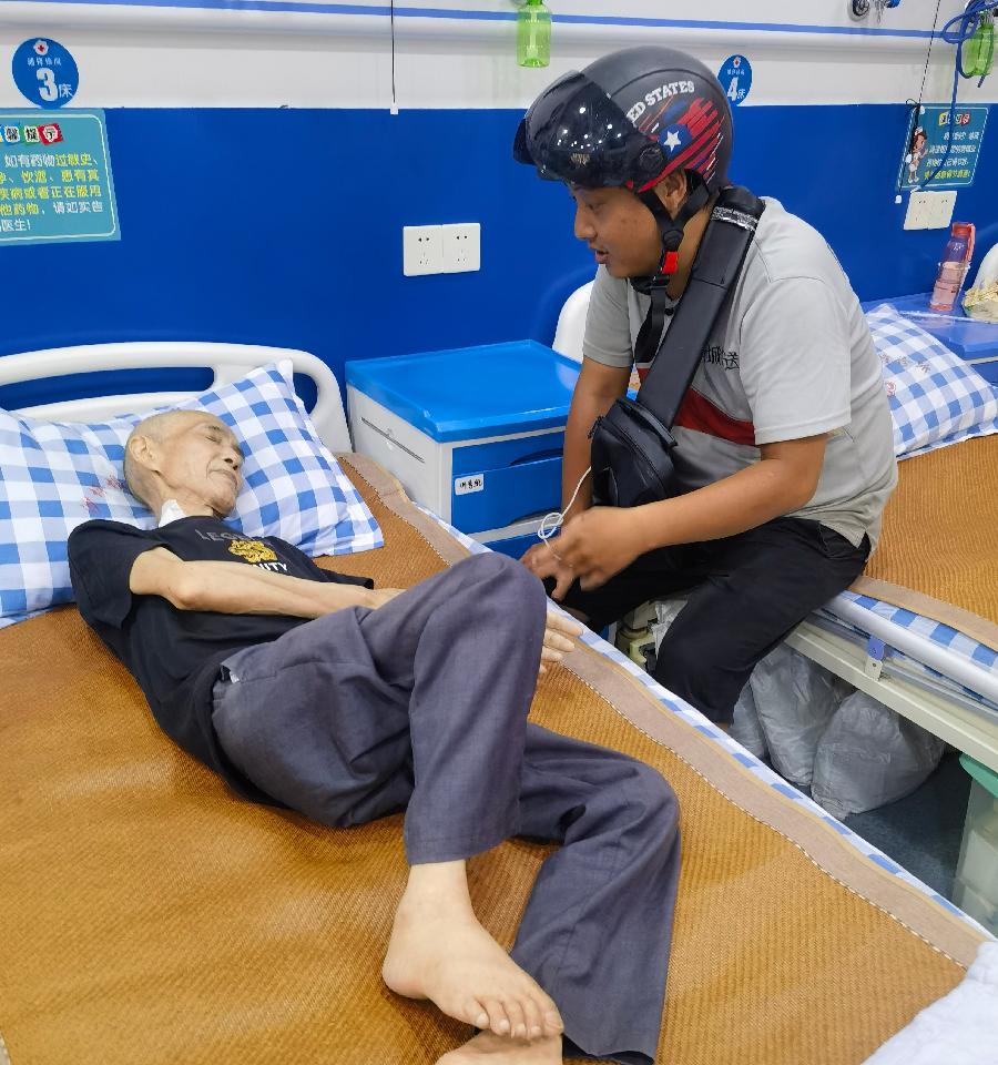 「爱在人间」外卖小哥与肺癌晚期的老父亲